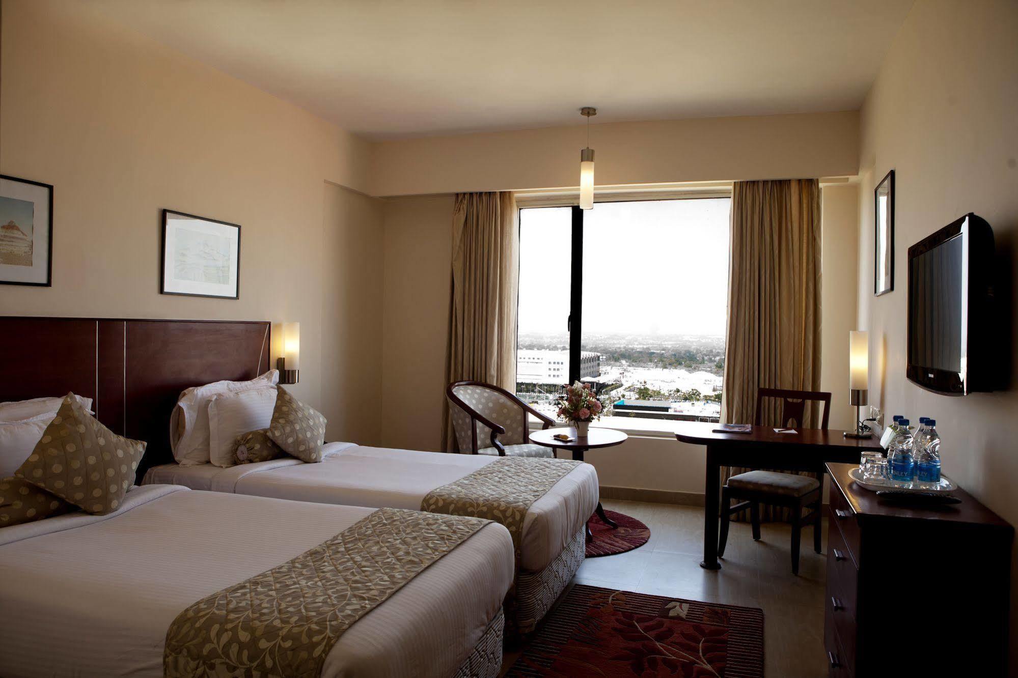 Oh Biz Premier At Leonia Hotell Hyderabad Exteriör bild